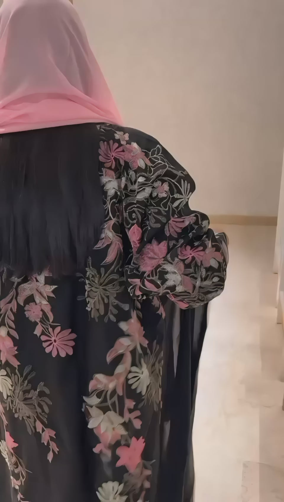 عبايه منميت مع تطريز كمبيوتر وردي